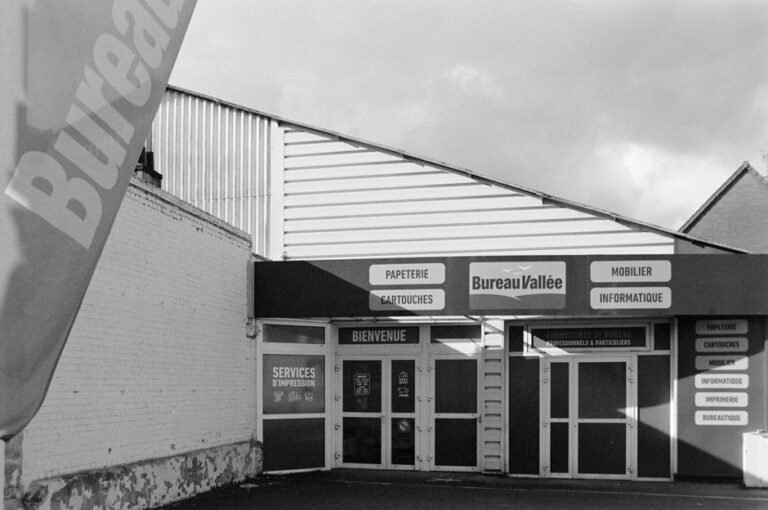 Black and white image of Bureau Vallée storefront in Compiègne, France.